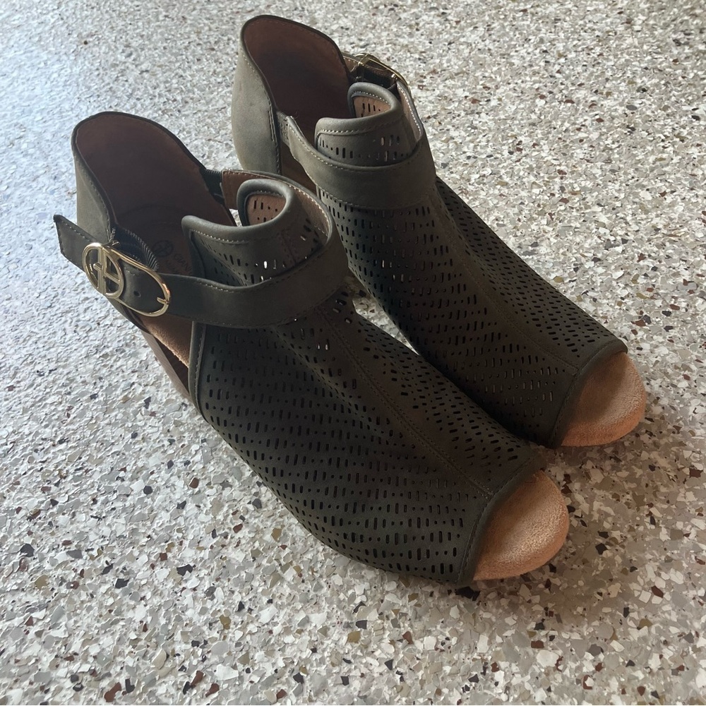 GIANI BERNINI JACCEE Memory Foam Olive Green Open Toe Block Heel Bootie (8) - Picture 2 of 9